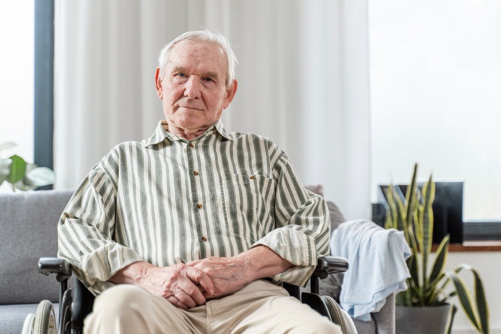 Homem em cadeira de rodas olhando para frente