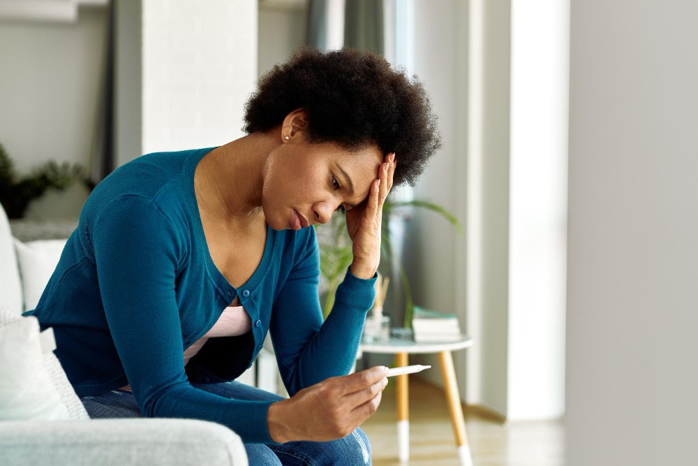 Mulher preocupada olhando para resultado de exame